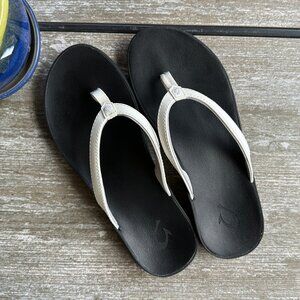 OLUKAI Women's Puawe Flip Flops Sandals White/Black Size 7